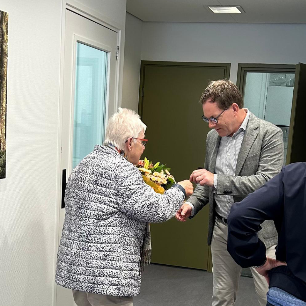 Martin Dijkstra ontvangt een cadeautje i.v.m. 5-jarig jubileum
