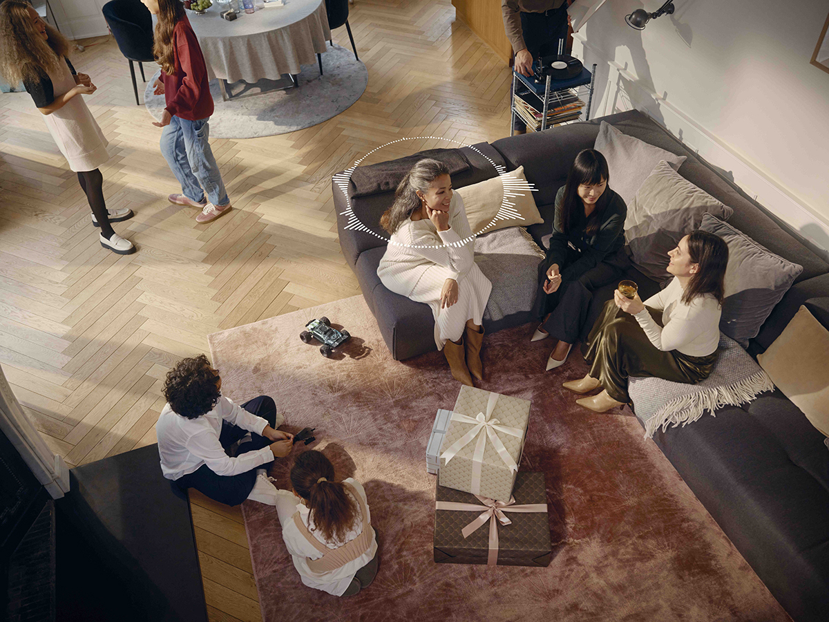 Vrouw met Widex Allure in gesprek met anderen