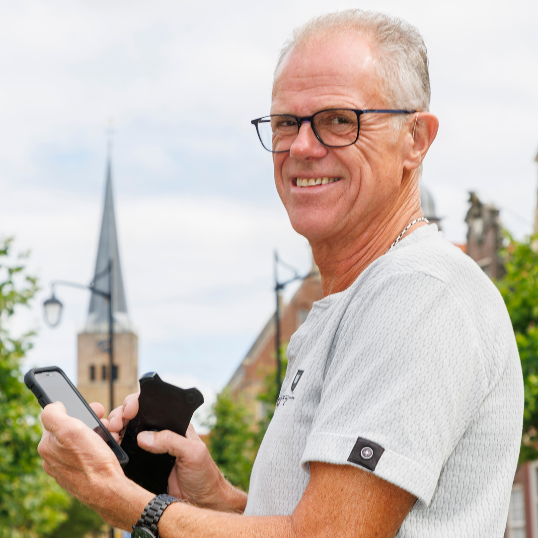 Fred Boot stelt zijn hoortoestellen in met de app