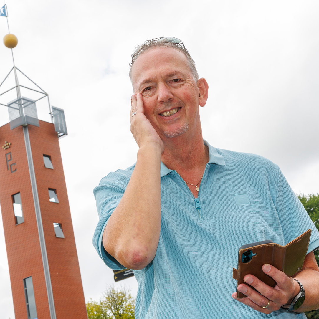 Hans de Gorter bedient de hoortoestellen via de app